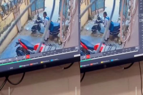 चोरी की अनोखी वारदात... कैमरे में कैद... स्कूल ड्रेस में छात्रा ने महिला से चाबी मांगी और फरार हो गई... देखें वीडियो... 1 Add a heading 1