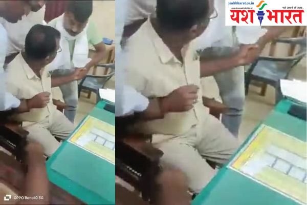 एसडीएम का पेशकर रिश्वत लेते दबोचा गया, टीम ने जाने लगी तो कुर्सी पकड़कर बैठ गया... देखें वीडियो... 1 Add a heading 10