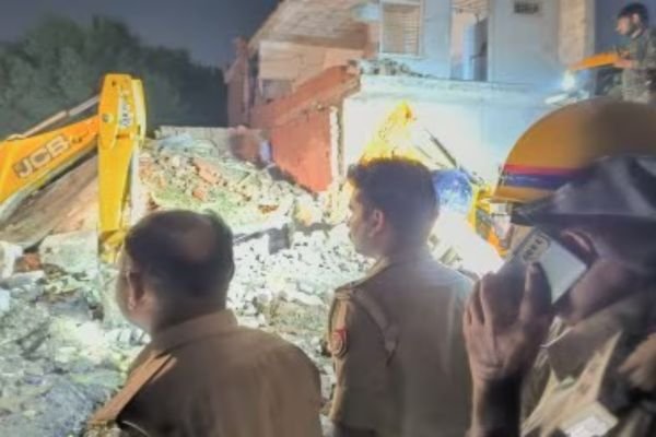 फिरोजाबाद में अवैध पटाखा फैक्ट्री में विस्फोट, 5 मौत:धमाके से 6 मकान ढहे; नाराज लोगों ने पुलिस को दौड़ाया, 11 घंटे से रेस्क्यू जारी 1 Add a heading 30 1