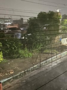 शाम से हो रही बारिश में शहर हुआ लबालब,ऊजारपुरवा में गिरा मकान, यादव कालोनी चौकी के जवानों ने बचायी जान, गोलबाजार , गेट नंबर 4 पर सड़क से 4 फुट ऊपर पानी,कोठारी अस्पताल के सामने पानी में तैरती दिखाई दी कारें देखिए बारिश से शहर में कैसे हुए हालात, विडियो देखने के लिए खबर पढ़ें?? 2 IMG 20240911 WA0008