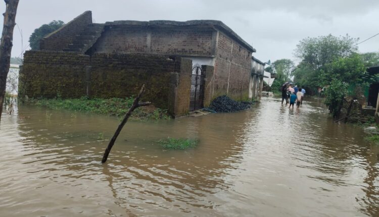 भारी बारिश से जनजीवन प्रभावित: उफनते नाले पर फंसी कार : 4 लोग थे सवार , बमुश्किल किया गया रेस्क्यू 1 IMG 20240912 WA0037