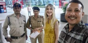 आखिर क्यों न्यू जर्सी अमेरिका की 65 वर्षीय वेनेजा रह रही थी एक बर्ष से जबलपुर के बरगी में किराये के मकान में, जबलपुर एसपी की पहल पर विदेशी मूल की वृद्ध महिला की हुई वतन वापसी, जाने क्या है पूरा मामला, पढ़ें पूरी खबर 2 IMG 20240923 WA0112