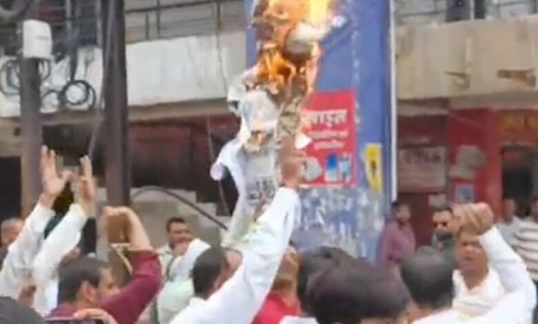 सांसद के बयान पर कांग्रेसी नाराज ,बीच चौराहे सांसद जनार्दन मिश्रा का फूंका पुतला : कांग्रेस नेता श्रीनिवास तिवारी पर की थी टिप्पणी 1 Screenshot 2024 09 12 18 01 18 401 com.miui .gallery