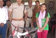 थाना प्रभारी ने छात्रा को गिफ्ट की न्यू साइकिल : छात्रा ने लिखाई थी साइकिल गुम होने की रिपोर्ट : TI ने दिया शानदार सरप्राईज 10 Screenshot 2024 09 19 20 16 54 948 com.miui .gallery