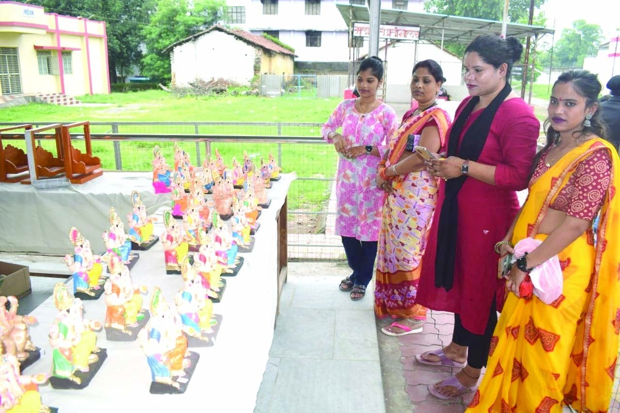 10 कैदियों ने दिखाया गजब का हुनर, मिट्टी-गोबर से बनाईं 250 गणेश प्रतिमाएं 2 WhatsApp Image 2024 09 06 at 11.49.42