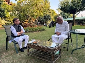 कश्मीर चुनाव में सक्रिय भूमिका निभा रहे विवेक तंखा: जम्मू कश्मीर के पूर्व मुख्यमंत्री फारूक अब्दुल्ला व उमर अब्दुल्ला से मुलाकात की 3 विवेक कृष्ण तन्खा और जम्मू कश्मीर के पूर्व मुख्यमंत्री फारूक अब्दुल्ला से चर्चा करते हुए।