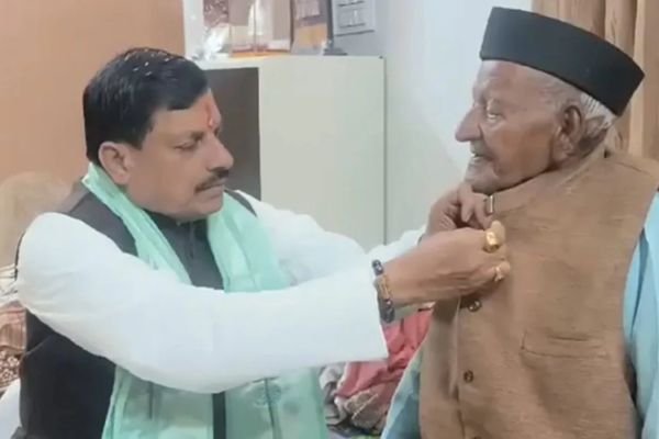 सीएम मोहन यादव के पिता पूनमचंद यादव का निधन 1 एयर इंडिया का विमान हादसे का शिकार होते होते बचा 10