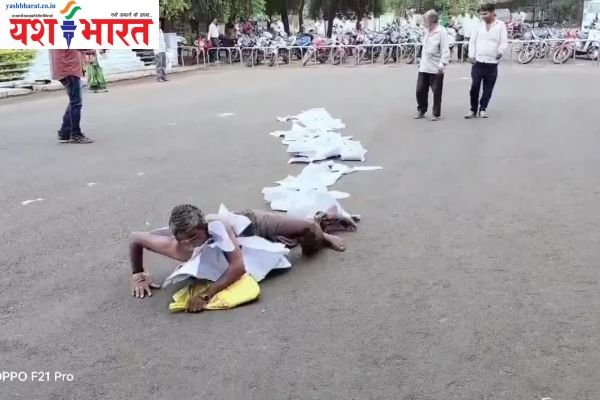 न्याय मांगने के लिए सिर पर चप्पल, रेंगते हुए कलेक्टर के पास पहंुचा शख्स... देखें वीडियो... 1 एयर इंडिया का विमान हादसे का शिकार होते होते बचा 2024 09 03T162528.537