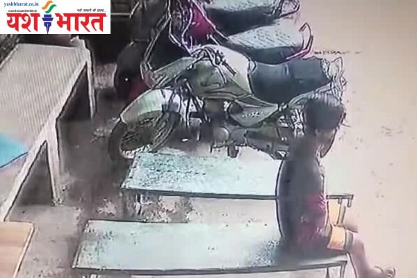 बैठे-बैठे आ गई युवक को मौत... सब देखते रह गए... देखें वीडियो... 1 एयर इंडिया का विमान हादसे का शिकार होते होते बचा 2024 09 04T115255.632