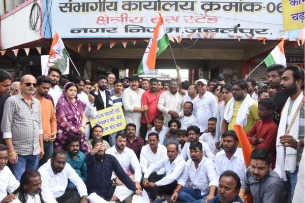 कांग्रेस पार्षद दल ने जन समस्याओं को लेकर संभाग क्रमांक 6एवं 14 में सौंपा ज्ञापन 1 एयर इंडिया का विमान हादसे का शिकार होते होते बचा 2024 09 04T131300.659