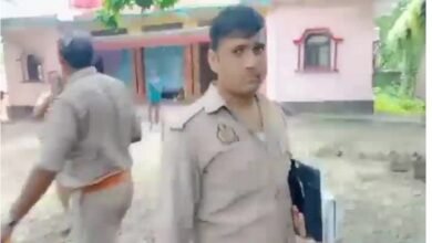 पत्रकार ने पुलिस वाले नेम प्लेट के बारे में पूछा तो पुलिस कर्मी ने कर दी धुनाई.... देखें पूरा वीडियो.... 9 एयर इंडिया का विमान हादसे का शिकार होते होते बचा 2024 09 04T174232.365