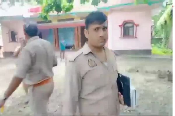 पत्रकार ने पुलिस वाले नेम प्लेट के बारे में पूछा तो पुलिस कर्मी ने कर दी धुनाई.... देखें पूरा वीडियो.... 1 एयर इंडिया का विमान हादसे का शिकार होते होते बचा 2024 09 04T174232.365