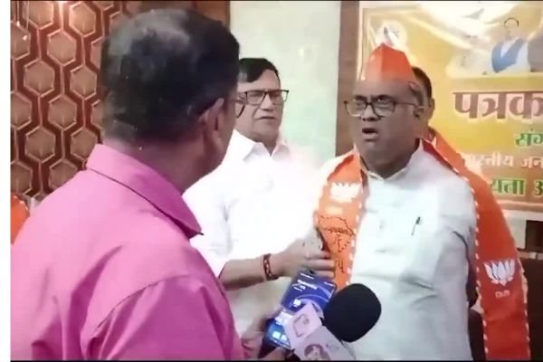 मंत्री जी ने पत्रकार को कहा ज्यादा सवाल पूछते हो... एक मिनिट में ठीक कर दूंगा... देखें... पूरा वीडियो 1 एयर इंडिया का विमान हादसे का शिकार होते होते बचा 2024 09 04T174735.945