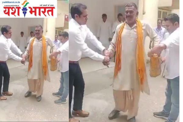 किसान का दर्द भरा वीडियोः नामांतरण के लिए अधिकारियों ने पैसे मांगे तो आत्महत्या करने पहुंचा 1 एयर इंडिया का विमान हादसे का शिकार होते होते बचा 2024 09 05T150832.063