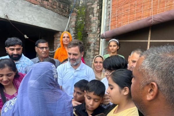 चुनाव के बीच अचानक हरियाणा पहुंचे राहुल गांधी: अमेरिका में घायल हुए युवक के परिजनों से मिले; परिवार से वीडियो कॉल का वादा निभाया 1 गांव में न चूल्हे जले न आंसू रुके 13 1