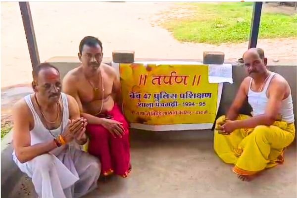 पुलिस का एक रूप ये भी देख लो... मित्र शहीद हुए तो विधि विधान से कराया तर्पण 1 गांव में न चूल्हे जले न आंसू रुके 29