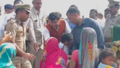 हमें बचा लो साहब... मंत्री जी के पैरों में पड़ गई बुजुर्ग महिला, लगाई गुहार 6 गांव में न चूल्हे जले न आंसू रुके 32