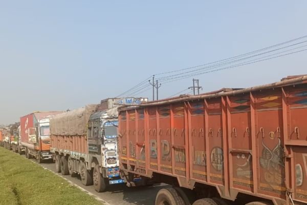 ममता सरकार ने वापस लिया झारखंड बॉर्डर सील करने का आदेश, लेकिन खत्म नहीं हुई नाराजगी 1 गांव में न चूल्हे जले न आंसू रुके 34