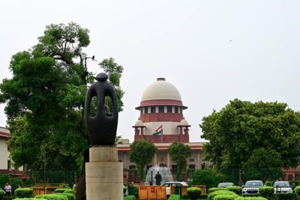 चाइल्ड पोर्न देखना और स्टोर करना अपराध, SC ने सुनाया बड़ा फैसला; POCSO पर केंद्र को दी यह सलाह 1 गांव में न चूल्हे जले न आंसू रुके 39