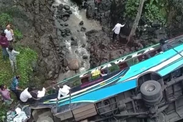 खंडवा आ रही बस खाई में गिरी, 40 लोग घायल, 4 यात्रियों की मौत 1 गांव में न चूल्हे जले न आंसू रुके 46
