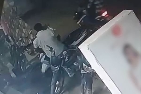 सर्राफा कारोबारी को गोली मारी, 17 लाख के जेवर-कैश लूटे पुलिस ने सुबह मुठभेड़ के बाद पकड़ा 1 गांव में न चूल्हे जले न आंसू रुके 51