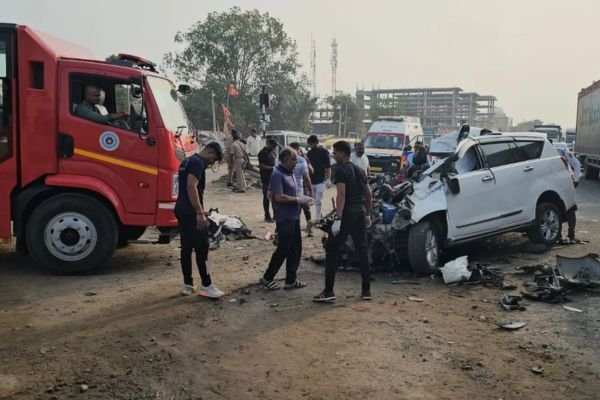 साबरकांठा में सड़क हादसे में 7 लोगों की मौत, ट्रेलर ट्रक से टकरा गई थी तेज रफ्तार कार 1 गांव में न चूल्हे जले न आंसू रुके 58