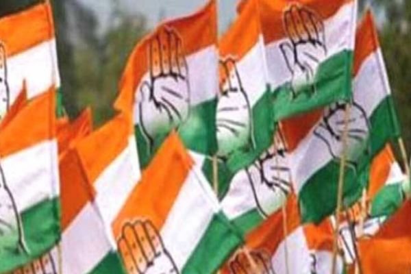 कांग्रेस के एकजुट कार्यकर्ता, कह रहे हैं संचालन में हो गया खेल 1 गांव में न चूल्हे जले न आंसू रुके 62