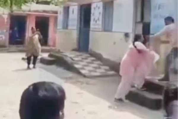 शिक्षक और शिक्षिका के बीच चप्पलबाजी... देखें... पूरा वीडियो... 1 गांव में न चूल्हे जले न आंसू रुके 63