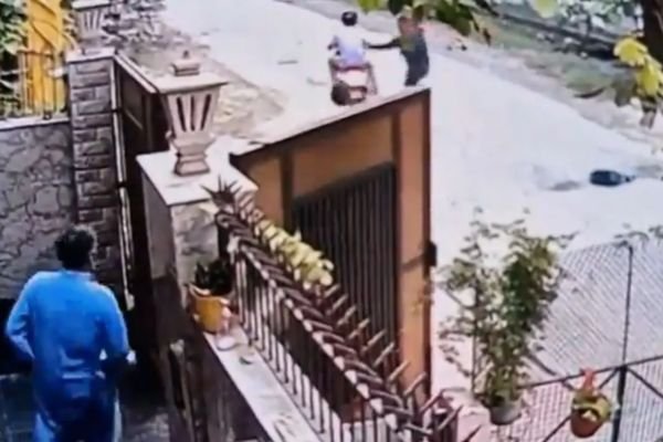 दिनदहाड़े चेन स्नैचिंग: महिला से गेट पर बात करते हुए युवक ने लूटी सोने की चेन--- देखें... पूरा वीडियो... 1 गांव में न चूल्हे जले न आंसू रुके 64