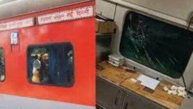 स्वतंत्रता सेनानी एक्सप्रेस ट्रेन पर पथराव, कई लोग हुए घायल 9 गांव में न चूल्हे जले न आंसू रुके 73