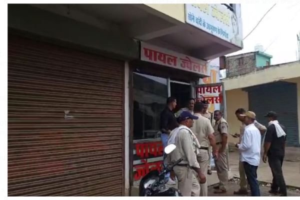 जबलपुर में ज्वेलर्स दुकान में दिन दहाड़े लूट से सनसनी : दुकान से सोना चांदी एवं नगदी रुपए लेकर फरार हुए लुटेरे 1 गांव में न चूल्हे जले न आंसू रुके 84