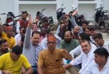 धरने पर बैठे पत्रकार, जिला कलेक्टर से आहत पत्रकार कर रहे नारेबाजी, जिला कलेक्टर मुर्दाबाद के लग रहे नारे 9 Screenshot 2024 10 06 13 01 08 782 com.miui .gallery