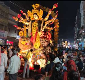 भीड़ की वापसी, इंतजामों की विदाई, सालों बाद चल समारोह में लौटी भीड़, लेकिन प्रशासन के इंतजाम चारों खाने चित्त 5 Screenshot 20241012 194222 Photos2 2