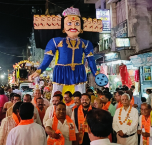 भीड़ की वापसी, इंतजामों की विदाई, सालों बाद चल समारोह में लौटी भीड़, लेकिन प्रशासन के इंतजाम चारों खाने चित्त 7 Screenshot 20241012 194736 WhatsApp2 2