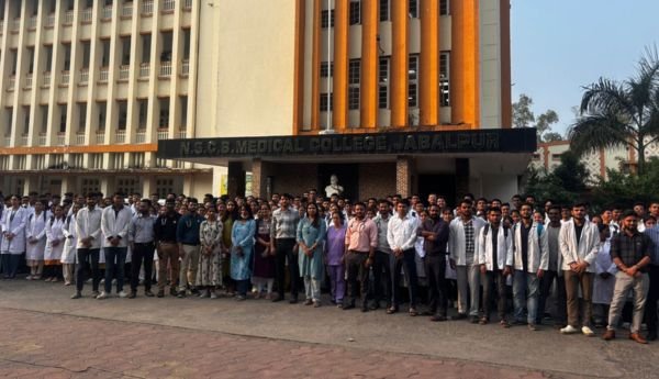 जबलपुर मेडिकल अस्पताल में जूनियर डॉक्टरों की 24 घंटे की भूख हड़ताल 1 इजरायल की बमबारी से 16