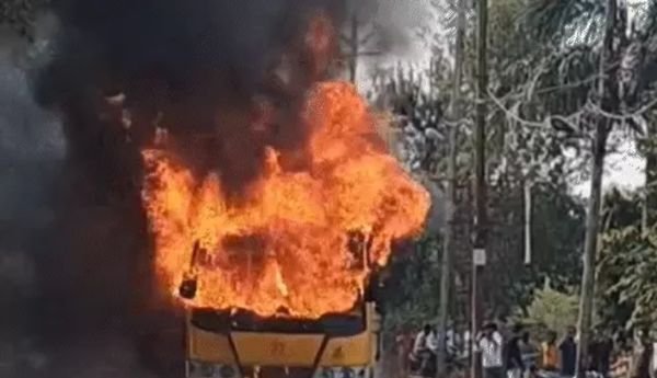 बस में आग, लपटें उठने लगीं:ड्राइवर और टीचर ने समय रहते बच्चों को निकाला 1 इजरायल की बमबारी से 18 1