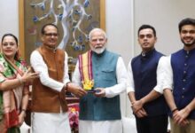 पूर्व मुख्यमंत्री शिवराज सिंह चौहान बेटो सहित पत्नी के साथ पीएम से मिलने पहंुचेः प्रधानमंत्री को दिया न्यौता 11 इजरायल की बमबारी से 25