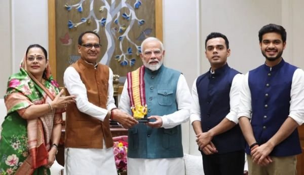 पूर्व मुख्यमंत्री शिवराज सिंह चौहान बेटो सहित पत्नी के साथ पीएम से मिलने पहंुचेः प्रधानमंत्री को दिया न्यौता 1 इजरायल की बमबारी से 25