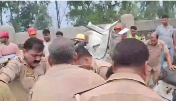 भीषण हादसा, ट्राले में घुसी कार; इंजीनियरिंग कॉलेज के चार छात्रों समेत पांच की मौत 1 इजरायल की बमबारी से9
