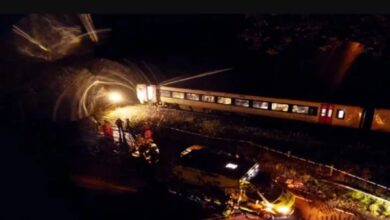 भीषण ट्रेन हादसा! एक पटरी पर आमने-सामने 2 रेलगाड़ियां आपस में भिड़ीं, पैसेंजरों में मची चीख पुकार 8 Horrible train accident! Two trains collided head on on a track, there was screaming among the passengers.