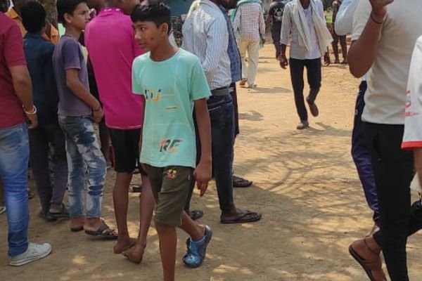 चाकू मारकर नाबालिग की हत्या नटवारा स्कूल के सामने घटना 1 गांव में न चूल्हे जले न आंसू रुके 11