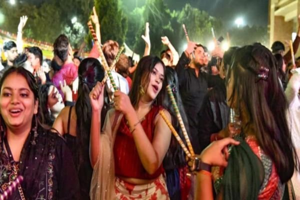 गरबा पंडालों में एंट्री से पहले कराएं वराह पूजन, गैर हिन्दुओं को रोकने के लिए अब नया सुझाव 1 गांव में न चूल्हे जले न आंसू रुके 2024 10 02T133351.178