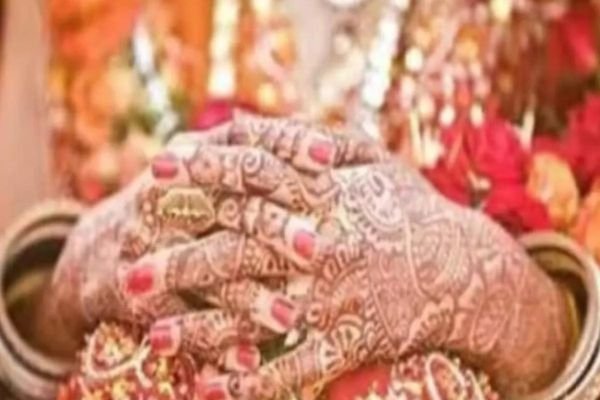 सुहागरात पर पति के पास जाते ही दुल्हन का मुड हुआ खराब, आधी रात को पिता को मिलाया फोन 1 गांव में न चूल्हे जले न आंसू रुके 2024 10 02T133639.186
