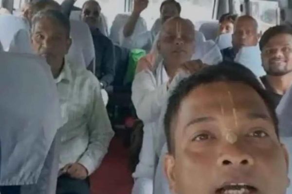 नेपाल में फंसे जबलपुर सहित अन्य जिलों के यात्रियों लौटे, सीएम को दिया धन्यवाद 1 गांव में न चूल्हे जले न आंसू रुके 2024 10 02T162601.416