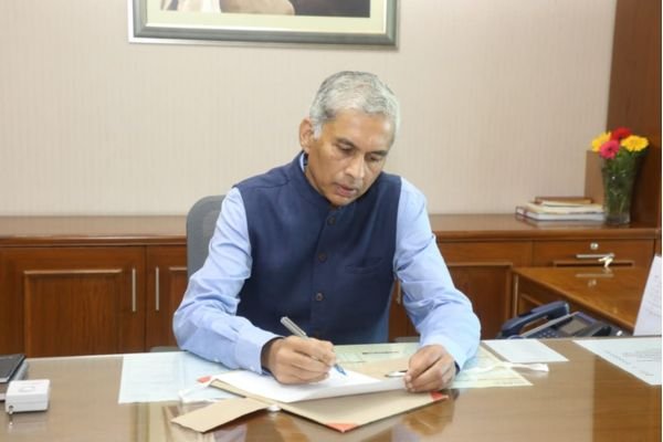 आज नवरात्र के पहले दिन शुभ मुहूर्त में IAS अनुराग जैन संभाला मुख्य सचिव का दायित्व 1 गांव में न चूल्हे जले न आंसू रुके 2024 10 03T113007.617