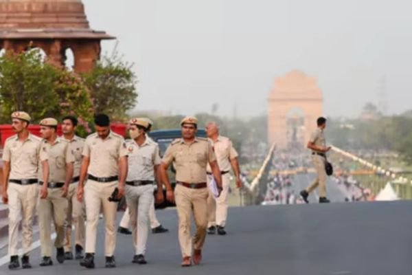 आतंकी हमले को लेकर हाई अलर्ट, खुफिया एजेंसियों को मिला टेरर मॉडयूल का इनपुट 1 गांव में न चूल्हे जले न आंसू रुके 29