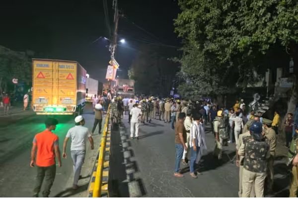 अब मुजफ्फरनगर में तनाव, धार्मिक टिप्पणी के खिलाफ देर रात सड़क पर उतरे सैकड़ों लोग 1 गांव में न चूल्हे जले न आंसू रुके 3 3