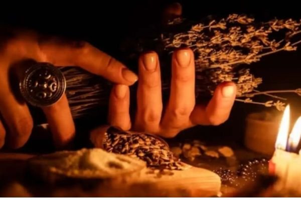 काला जादू करने का ठहराया दोषी! लोगों ने वहीं पकड़कर जिंदा जला दिया 1 गांव में न चूल्हे जले न आंसू रुके 4 3