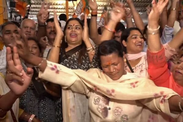 हरियाणा के रुझानों में बीजेपी को बहुमत, कार्यकर्ताओं को संबोधित करेंगे PM मोदी 1 गांव में न चूल्हे जले न आंसू रुके 40
