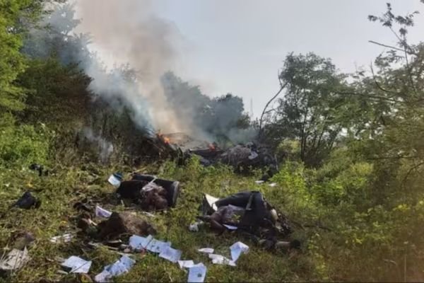 हेलीकॉप्टर क्रैश, तीन लोगों की मौत, पुलिस और मेडिकल टीम रवाना 1 गांव में न चूल्हे जले न आंसू रुके 7